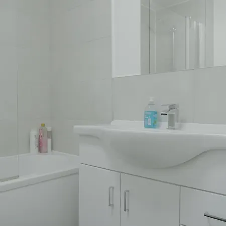 Lovely Modern 2 Bed Flat With Parking, Close To Centre 아파트 *