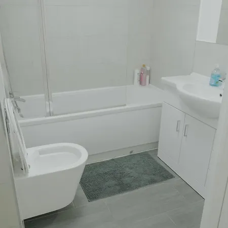 Apartment Lovely Modern 2 Bed Flat With Parking, Close To Centre *