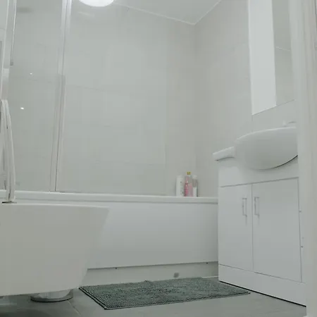 Lovely Modern 2 Bed Flat With Parking, Close To Centre Apartment *