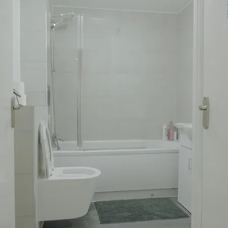 Lovely Modern 2 Bed Flat With Parking, Close To Centre アパート *