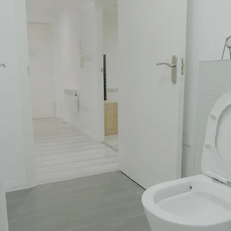 Lovely Modern 2 Bed Flat With Parking, Close To Centre Apartment *