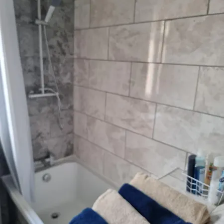 Newly Refurbished 2- Bed Stylish *