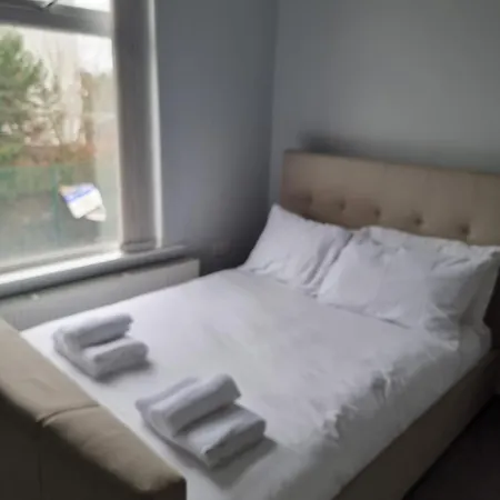 Newly Refurbished 2- Bed Stylish *