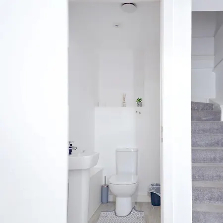 Impeccable 2-bed In Salford Apartment