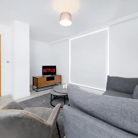 Impeccable 2-bed In Salford Apartment