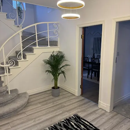 Oasis - Spacious 5 Bedroom House