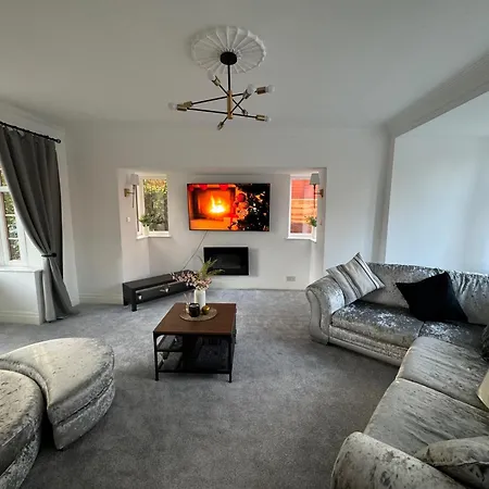 Oasis - Spacious 5 Bedroom House * Manchester