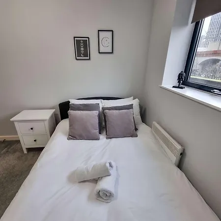2 Bed Castlefield Flat Canalside *