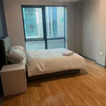 Mcr, Large 2 Bedroom Apartment, Parking!