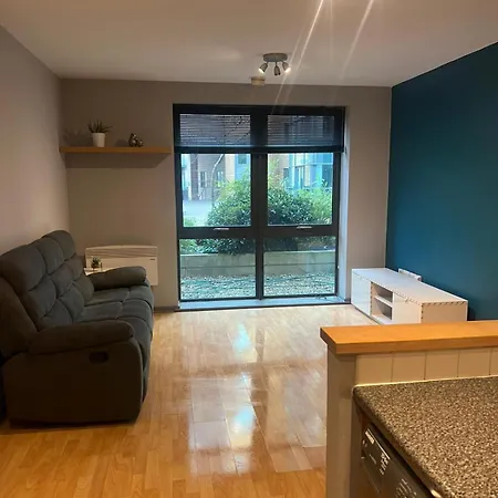 Mcr, Large 2 Bedroom Apartment, Parking!