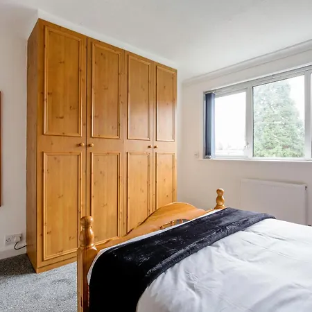 5-bedroom In Trendy Dibsbury Area With Parking Manchester