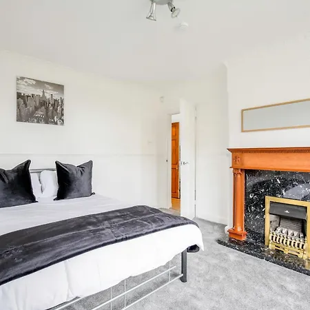 5-bedroom In Trendy Dibsbury Area With Parking 度假居