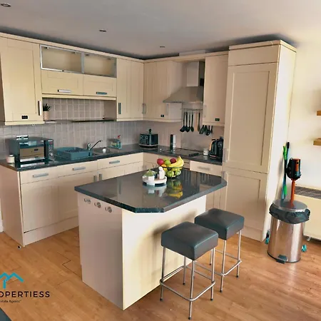 Spacious 2br W Juliet Balcony & Gated Parking *