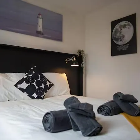 2 Bedroom By Brookland Serviced Short Lets With Free Wifi * مانشستر