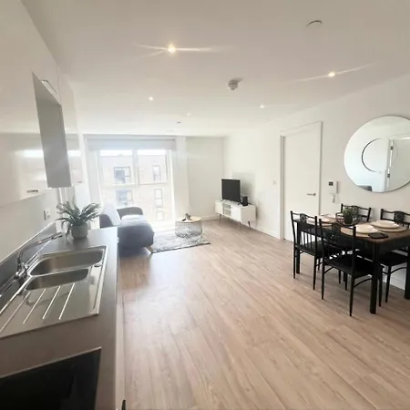 Lovely 2 Bedroom Apartment *