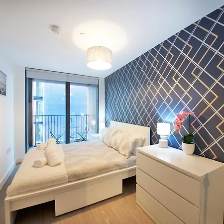 Modern 1-bed Near Centre, Arndale, Spinningfields, Mediacityuk, Old Trafford & Etihad, Sleeps 4, Netflix, Gym, Balcony, Nespresso Machine, Perfect For Long & Short Stays, Leisure, Contractors & Professionals! Apartment