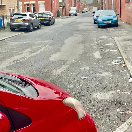 4 Bed House Free Street Parking *