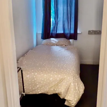 4 Bed House Free Street Parking Manchester