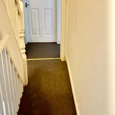 4 Bed House Free Street Parking * Manchester