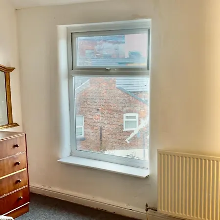 4 Bed House Free Street Parking * Manchester