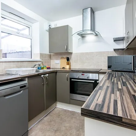 Salford House, * Μάντσεστερ
