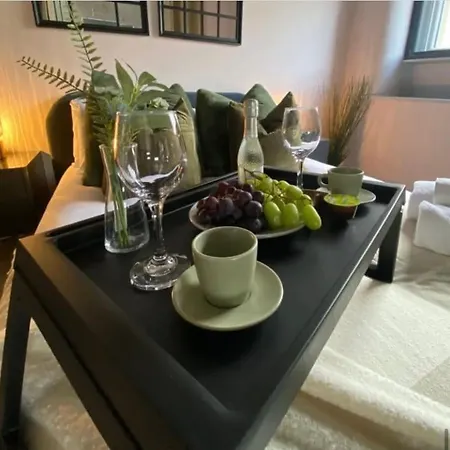 Emerald Escape 3 Bed 3 Bath Apartment *