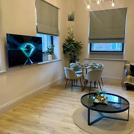 Emerald Escape 3 Bed 3 Bath Apartment
