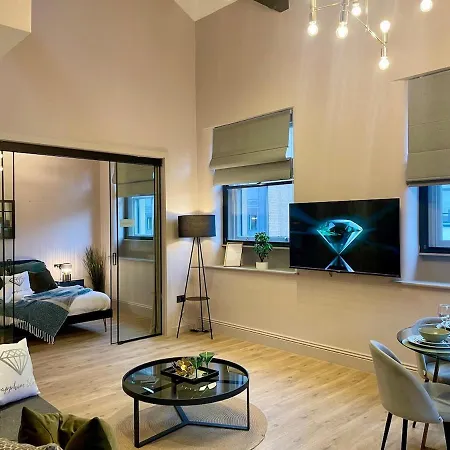 Emerald Escape 3 Bed 3 Bath Apartment *