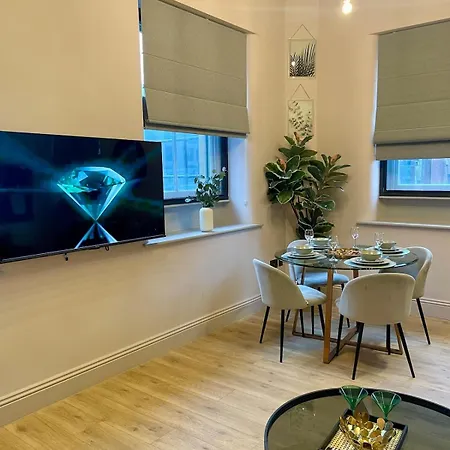 Emerald Escape 3 Bed 3 Bath Apartment
