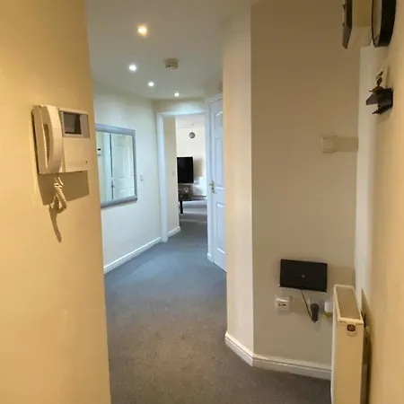 Apartment Beautiful 2 Bedrooms Near City Centre *