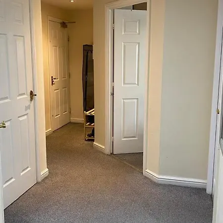 Beautiful 2 Bedrooms Near City Centre Apartment