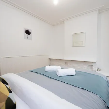 Northside - Sleeps Up To 8, Mins From Heaton Park, City Centre, Ao Arena, The Hospital *