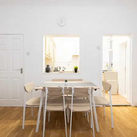 Northside - Sleeps Up To 8, Mins From Heaton Park, City Centre, Ao Arena, The Hospital Manchester