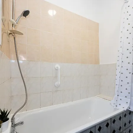Northside - Sleeps Up To 8, Mins From Heaton Park, City Centre, Ao Arena, The Hospital Manchester