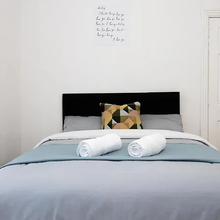 Дом отдыха Northside - Sleeps Up To 8, Mins From Heaton Park, Centre, Ao Arena, The Hospital *