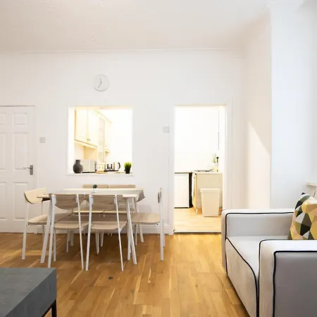 Holiday home Northside - Sleeps Up To 8, Mins From Heaton Park, City Centre, Ao Arena, The Hospital Manchester