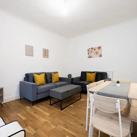 Northside - Sleeps Up To 8, Mins From Heaton Park, City Centre, Ao Arena, The Hospital Holiday home *