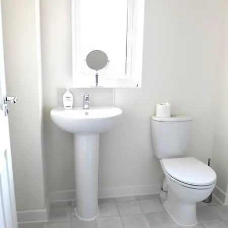 Private Bedroom In Unique Luxury House, Salford, Homestay szállás *