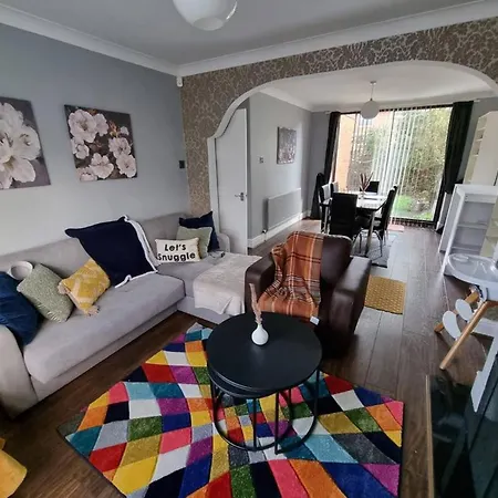 3 Bed Spacious House With Parking 度假居