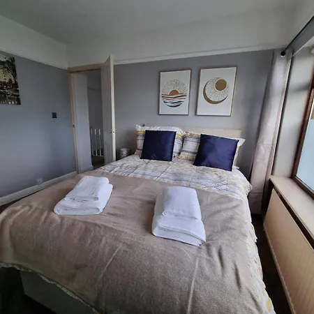 3 Bed Spacious House With Parking 曼彻斯特