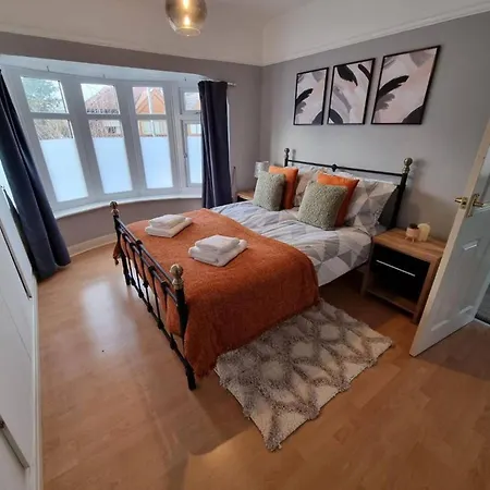 3 Bed Spacious House With Parking * 曼彻斯特
