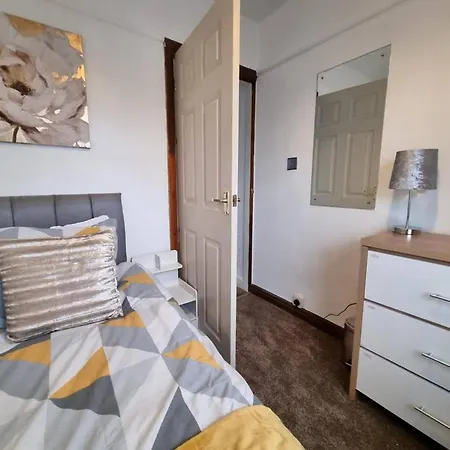 3 Bed Spacious House With Parking * Manchester
