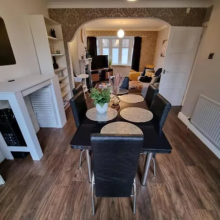 3 Bed Spacious House With Parking * 曼彻斯特