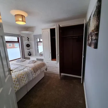 Hébergement de vacances 3 Bed Spacious House With Parking *