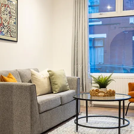 Free Parking - Close To Salford Royal Hospital & Trafford Centre Manchester