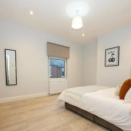 Free Parking - Close To Salford Royal Hospital & Trafford Centre