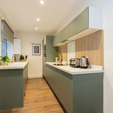 Apartment Free Parking - Close To Salford Royal Hospital & Trafford Centre *