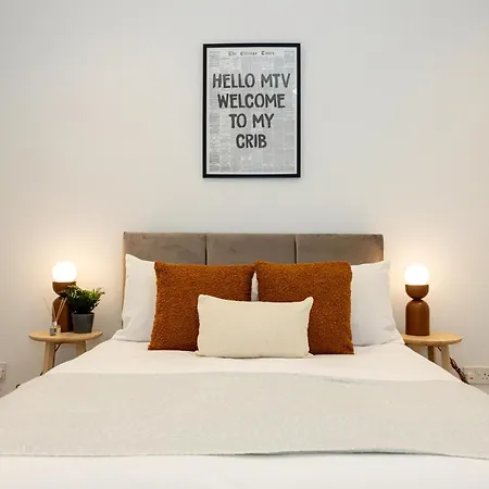 Free Parking - Close To Salford Royal Hospital & Trafford Centre Manchester
