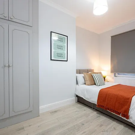 Free Parking - Close To Salford Royal Hospital & Trafford Centre * 曼彻斯特