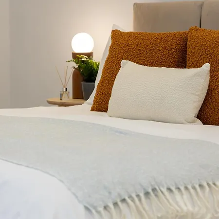 Free Parking - Close To Salford Royal Hospital & Trafford Centre